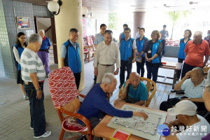 輔導會主委邱國正端節前夕   訪慰八德榮家住民袍澤
