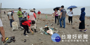 為了維護海岸環境，近百名環保志工在環保局的號召下，清理新街溪出海口出現的一批舊衣物與廢棄物。