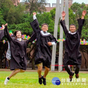 中原學子在大草皮與鐘塔合影。

