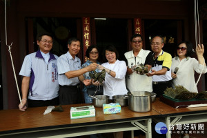 嘉義蘇周連宗祠粽情端午 黃敏惠市長現場包起美味粽