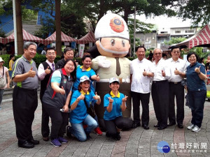 救國團辦成果展吸引人潮 命理攤民眾搶問桃花