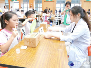 新北市牙醫師公會與衛生局、教育局共同於市府六樓大禮堂舉辦潔牙比賽。（圖／記者黃村杉攝）