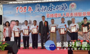 雲林縣農田水利會會長林文瑞表揚協助水利事業有功人員及資績優良的水利小組長、班長及水利會員工，現場氣氛熱鬧滾滾。（記者陳昭宗拍攝）