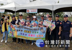 北港警分局利用雲林縣龍舟競賽現場執行青春專案宣導，與民眾近距離互動、發送文宣品，縣長張麗善共襄盛，展現保護青少年的決心。（記者陳昭宗拍攝）