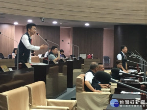 南投多位議員都關切殯儀館設施老舊應予改善。（記者扶小萍攝）