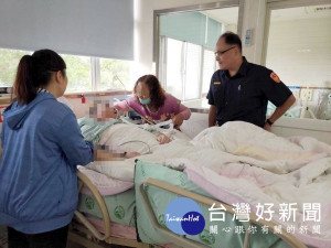 北港分局長王立德前往媽祖醫院探視因公傷殘退休的警員劉耀仁，亦不斷勉勵母、姐要堅強加油，若有需要分局的地方，定全力協助。