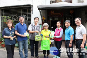 不具名善心人士希望捐贈粽子禮盒，給資收大軍及資收個體戶過個好節，環保局長呂理德特別響應加碼捐贈生活物資。 