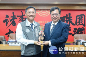 市長接受工務局呈獻內政部營建署「107年度公共設施管線資料庫管理供應系統考評計畫」全國第二名獎項

