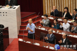 韓國瑜率市府團隊至市議會致意。