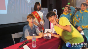 永平工商邀請畢業於表演藝術科的知名YouTuber鍾明軒返校對學弟妹做反霸凌宣講暨新書「我決定我是誰」簽書會。

