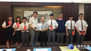 全國記者聯誼會副會長葉仁富、執行長林富貴、行政組長高金次及公關組長黃村杉等5日前往基隆二信高中頒發勤奮求學清寒學生獎勵學金。（圖／記者黃村杉攝）