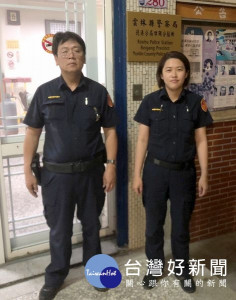 口湖所警員朱禎祥、黃佳香獲報民眾意圖尋短，立即趕往現場勸說，經苦口婆心溝通，才說動男子同意送醫診治，化解危機。（記者陳昭宗拍攝）