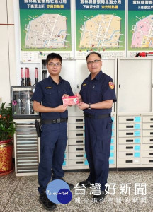 下崙所警員吳政恩落實盤查逮獲持毒騎士，分局長王立德即刻送上破案禮卷，對主動偵破刑案的表現予以高度肯定。（記者陳昭宗拍攝）