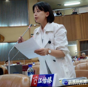 新北市議員江怡臻於議會質詢，成功爭取陪產檢假及親職假。（圖／記者黃村杉攝）