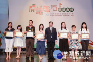 市長與榮獲全國閱讀磐石獎代表合影

