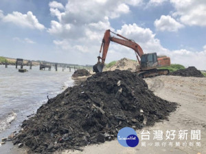 環保署支援大型機具，清理新街溪出海口垃圾，預計一個月內可清理完成。

