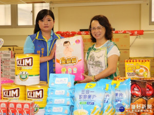 新北市急難救助會6日再度捐贈食物調理包、麥片、奶粉、尿片及嬰幼兒用品等價值10萬元民生物資，給社會局新泰社會福利服務中心。（圖／記者黃村杉攝）