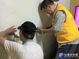 電器工會理事長林惠達帶領工會幹部前往烏來福山部落，為吳奶奶更換照明設備、裝設扶把，讓她的居家生活更有保障，減少意外的發生。（圖／勞工局提供）