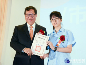 振聲高中畢業典禮 鄭市長祝福同學畢業快樂前程萬里