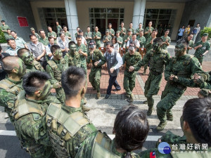 市長敬軍感謝國軍守護家園 贈慰問金並賀端節愉快