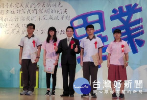 北港農工舉行107學年度畢業典禮，由校長廖宏瑩與家長會長李安益、校友會理事長賴元煌及畢業生家長，共同為畢業生獻上最誠摯的遠行祝福。（記者陳昭宗拍攝）