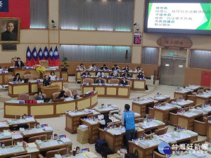 新北市議員葉元之6日於議會總質詢，指國民黨總統參選人郭台銘在5年前跟新北市要地不成，卻罵朱立倫不如蘇貞昌。（圖／記者黃村杉攝）