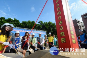 鄭市長和與會貴賓手持金鏟動土

