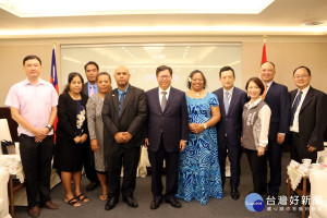 吉里巴斯共和國商工部長納塔拉率團蒞桃參訪，與桃園市長鄭文燦及市府官員合影。