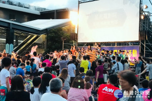 超過800位的親子朋友們湧入八德廣豐新天地前廣場，一起觀賞「星空電影院」回味童年。