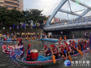 朝陽國際學生參加鹿港龍舟賽奪冠。林重鎣翻攝