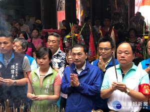 新北市長侯友宜也前往淡水清水巖參拜，並致贈「聖德顯揚」匾額，感念廟方長期致力慈善公益