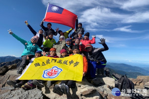 北門高中20位師生登上玉山主峰。