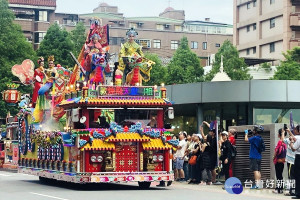 「2019桃園閩南文化節」中的「藝閣VS踩街」開幕競賽活動於市府前廣場熱鬧登場。