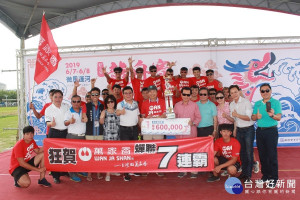 萬家香隊拿下男子組冠軍，完成七連霸壯舉，抱走60萬元大獎。