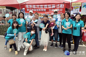 北水局利用端午假期在龍潭大池進行檔案宣導活動。