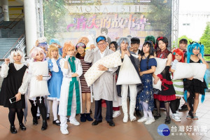 桃園長鄭文燦於「2019 MONA桃園高中職漫研交流會－消失的故事書」活動中，變裝為睡美人分享動漫故事。