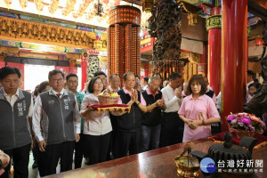 桃園市長鄭文燦陪同總統蔡英文前往蘆竹區五福宮、桃園景福宮、桃園慈護宮參香祈福。

