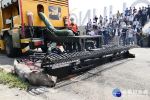 中市府引進「公路醫生」 修道路洞像熨斗燙平。