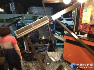陳姓駕駛疑似酒駕不慎撞入中山北路二段火鍋店。