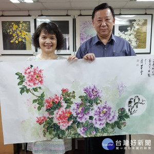 中壢警分局日前喜獲水墨畫大師莊壹竹老師「富貴白頭」一幅，由分局長劉印宮代表分局接過畫作。
