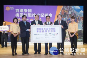 鄭市長與桃園機場、台灣虎航及業者代表進行簽署儀式

