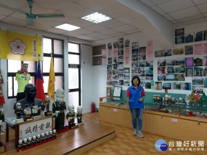 五股區貿商里長蕭明霞打造「眷村文史館」，利用閒置空間珍藏眷村文物，數量高達上千件。