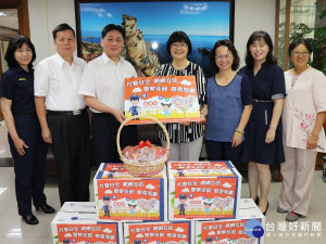 社會局長張錦麗、副局長呂春萍、家防中心主任許芝綺、社工科長劉文湘等致贈新北警局蘋果與卡片，警察局長陳檡文、副局長溫枝發和婦幼隊長蔡淑琳等代表受贈
