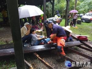 霧峰木桟道倒坍，長青學苑 學員受傷。林重鎣翻攝 