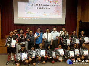 南投縣仁愛中正國小女壘隊拿下全國賽甲級冠軍，7月出征台南參加世界盃賽。（記者扶小萍攝）