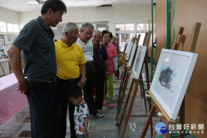 台南生活美學館「藝術下鄉巡迴展覽」吸引民眾前往觀賞。