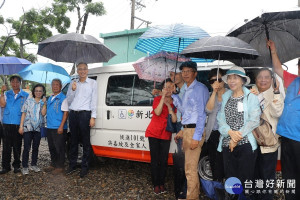 工研醋代工廠大醇食品董事長許嘉坡捐贈復康巴士，副市長謝政達、交通局長鍾鳴時、社會局副局長呂春萍、淡水區長巫宗仁及當地多位里長出席捐贈儀式