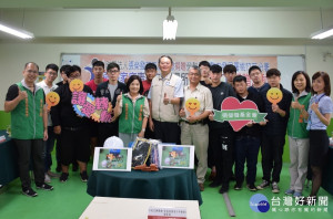 桃竹苗分署長賴家仁(右10)、張榮發基金會執行長鍾德美(左7)、李居芳訓練師(右9)於致贈儀式結束後，與結訓學員共同合影