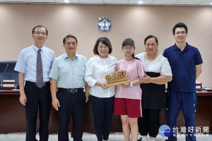 北興國中劉倖孜同學獲2019年總統教育獎 黃敏惠市長親頒獎座獎品鼓勵