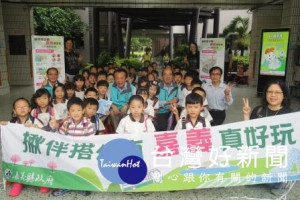 搭公車遊嘉義，縣長翁章梁陪同新港國小40多位師生體驗趣